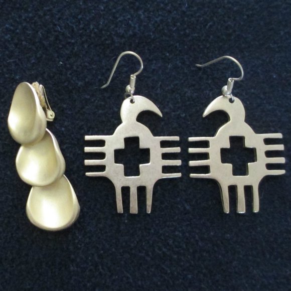 VINTAGE MATTE GOLDTONE EARRINGS - Picture 3 of 6